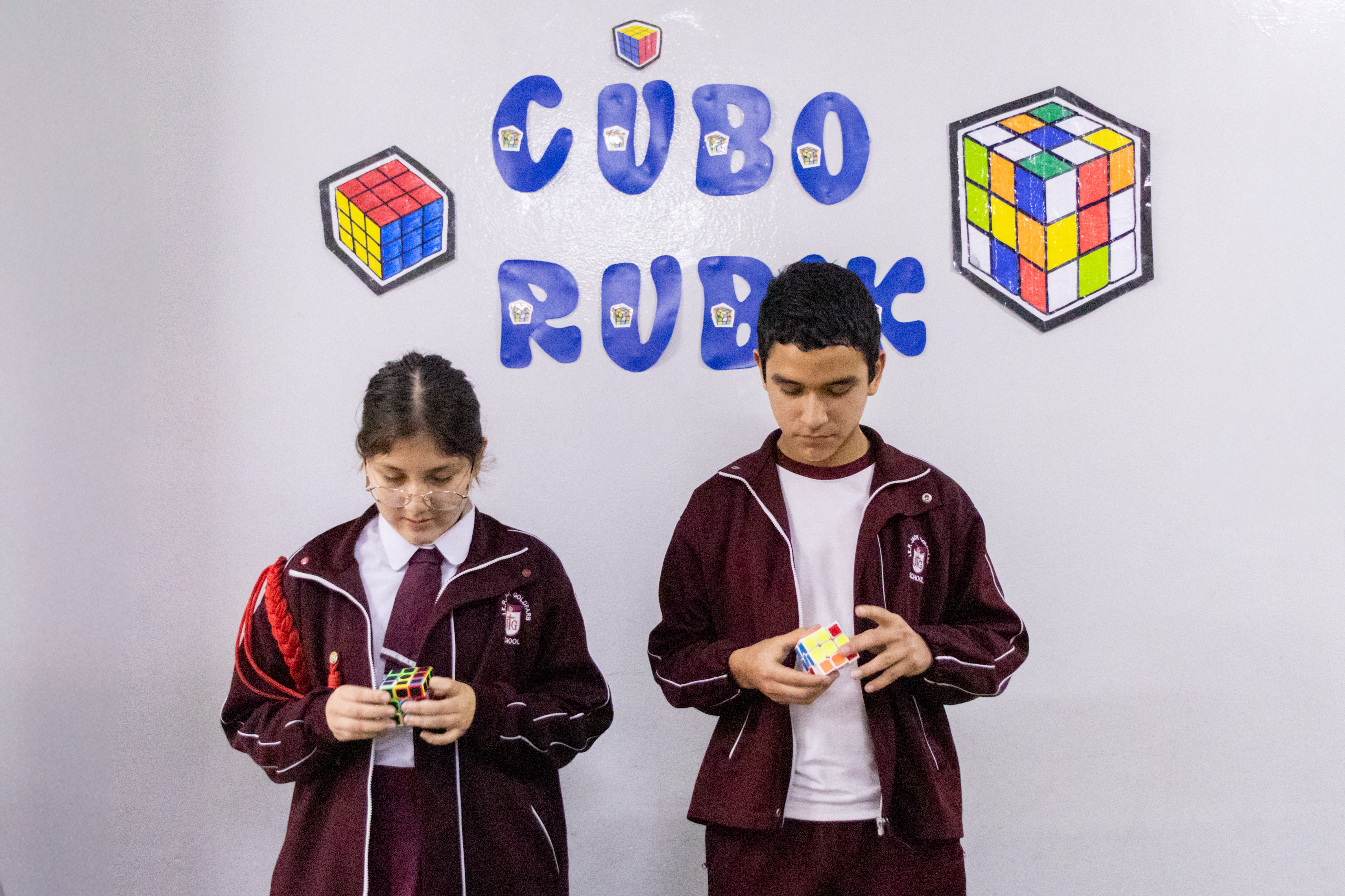Estudiantes con cubos Rubik